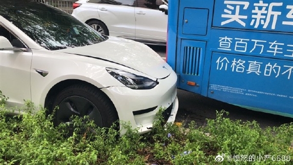 深圳一辆Model  3撞向公交！车主对数据不认可