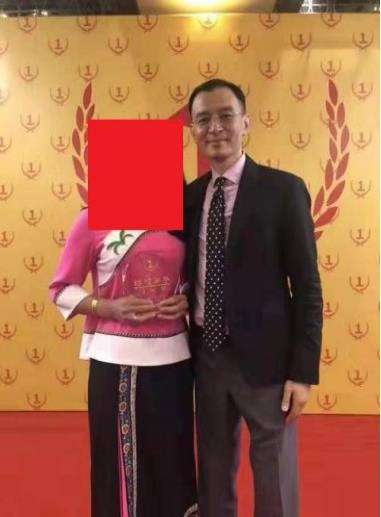 （108万的“终极弟子”牛芳芳和陈安之的合影）