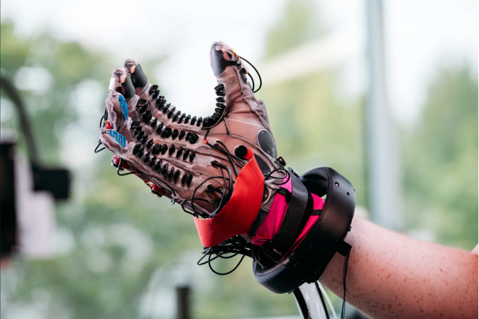 Screenshot_2021-11-18 RL___Haptic_Glove_1scaled  0 jpg（WEBP  图像，1820x1213 像素） — 缩放 (51%).png