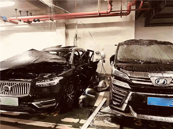 沃尔沃混动车疑似爆炸！网友曝料：不是车的锅